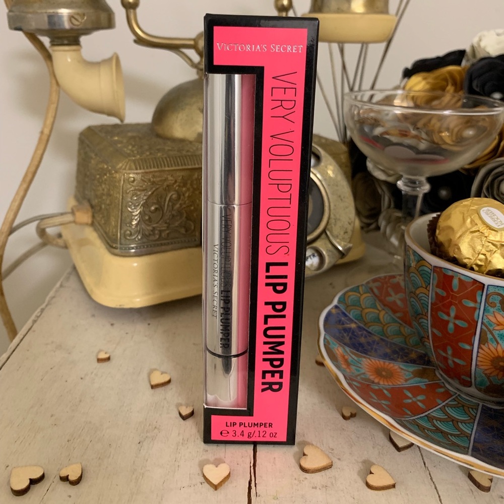 Very voluptuous lip plumper lip gloss